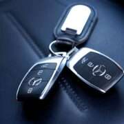 Autoschluessel-Trick kuehlt Auto vor dem Einsteigen