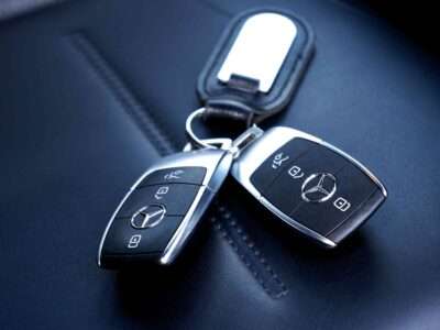 Autoschluessel-Trick kuehlt Auto vor dem Einsteigen