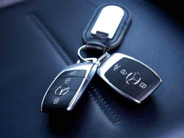 Autoschluessel-Trick kuehlt Auto vor dem Einsteigen