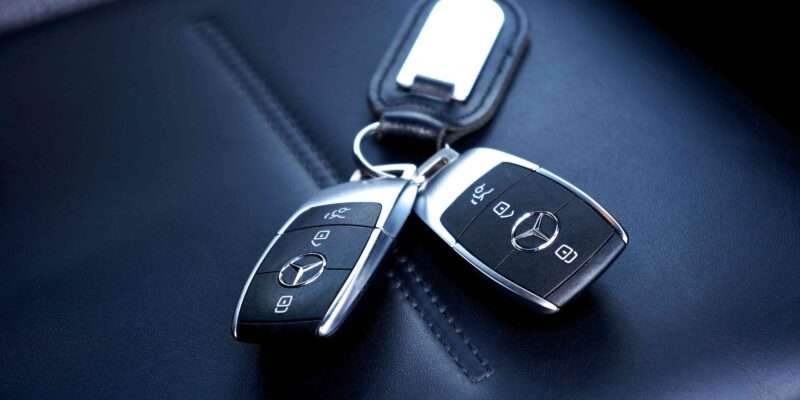 Autoschluessel-Trick kuehlt Auto vor dem Einsteigen